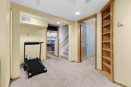 1405 Belmont Lane W, Saint Paul, MN 55113