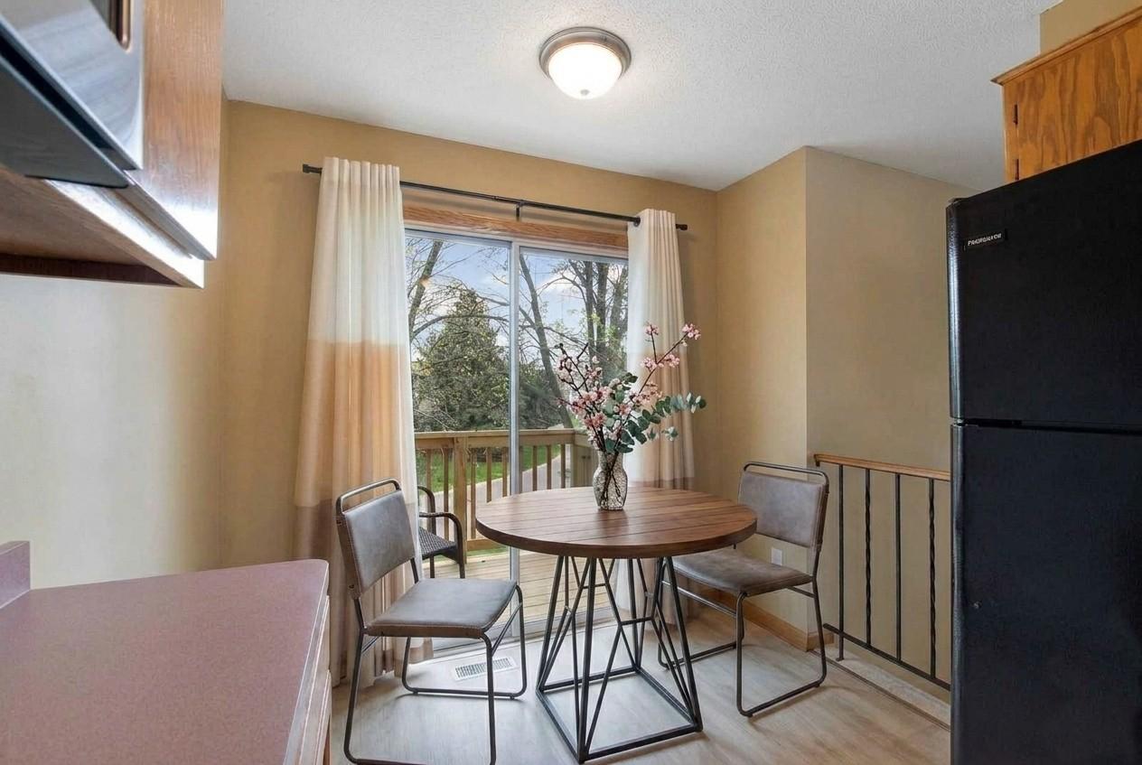 Eat-In Area (virtually staged)