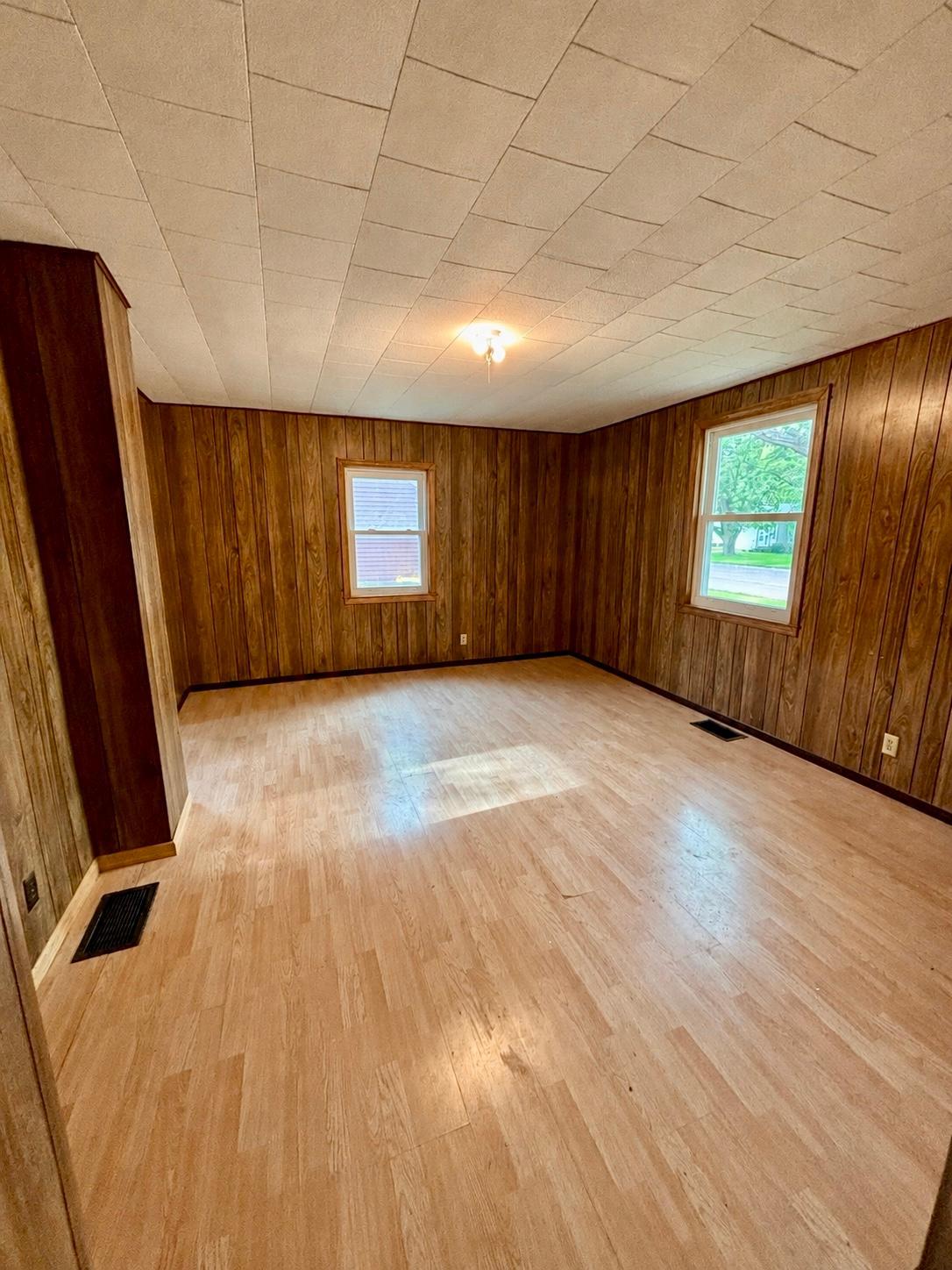 livingroomempty.jpg
