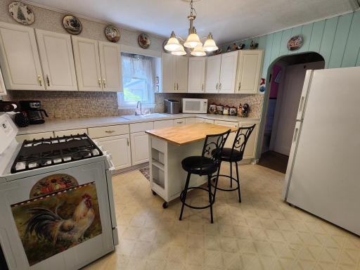Spacious kitchen w/newer appliances