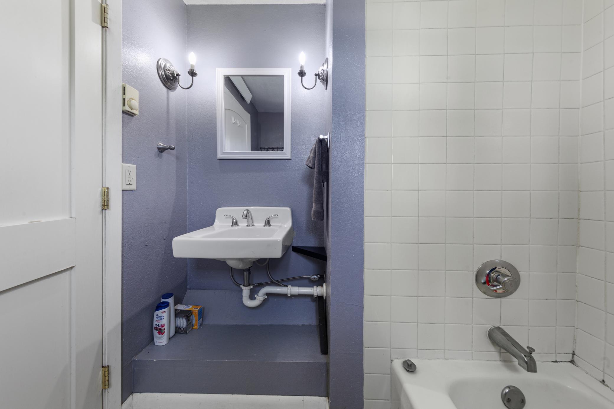 12 bathroom.jpg