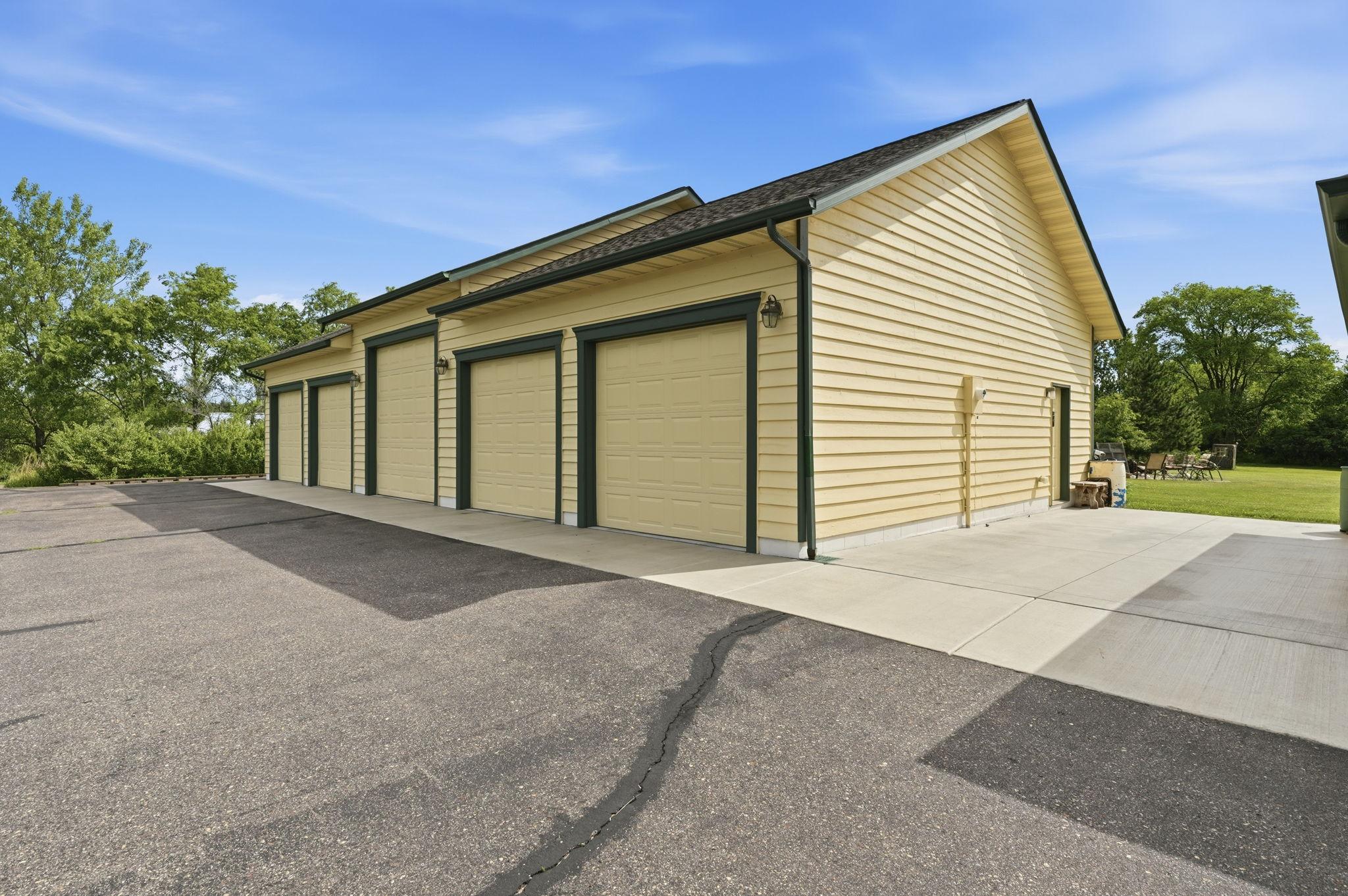 60x32 5 Car Garage w/10' door