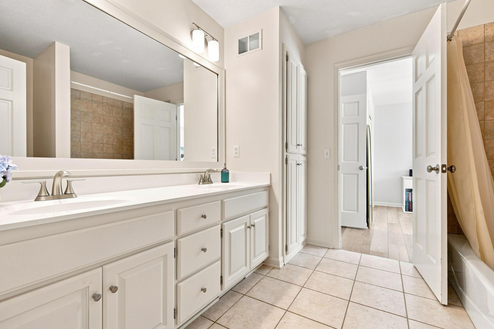 Jack and Jill bath