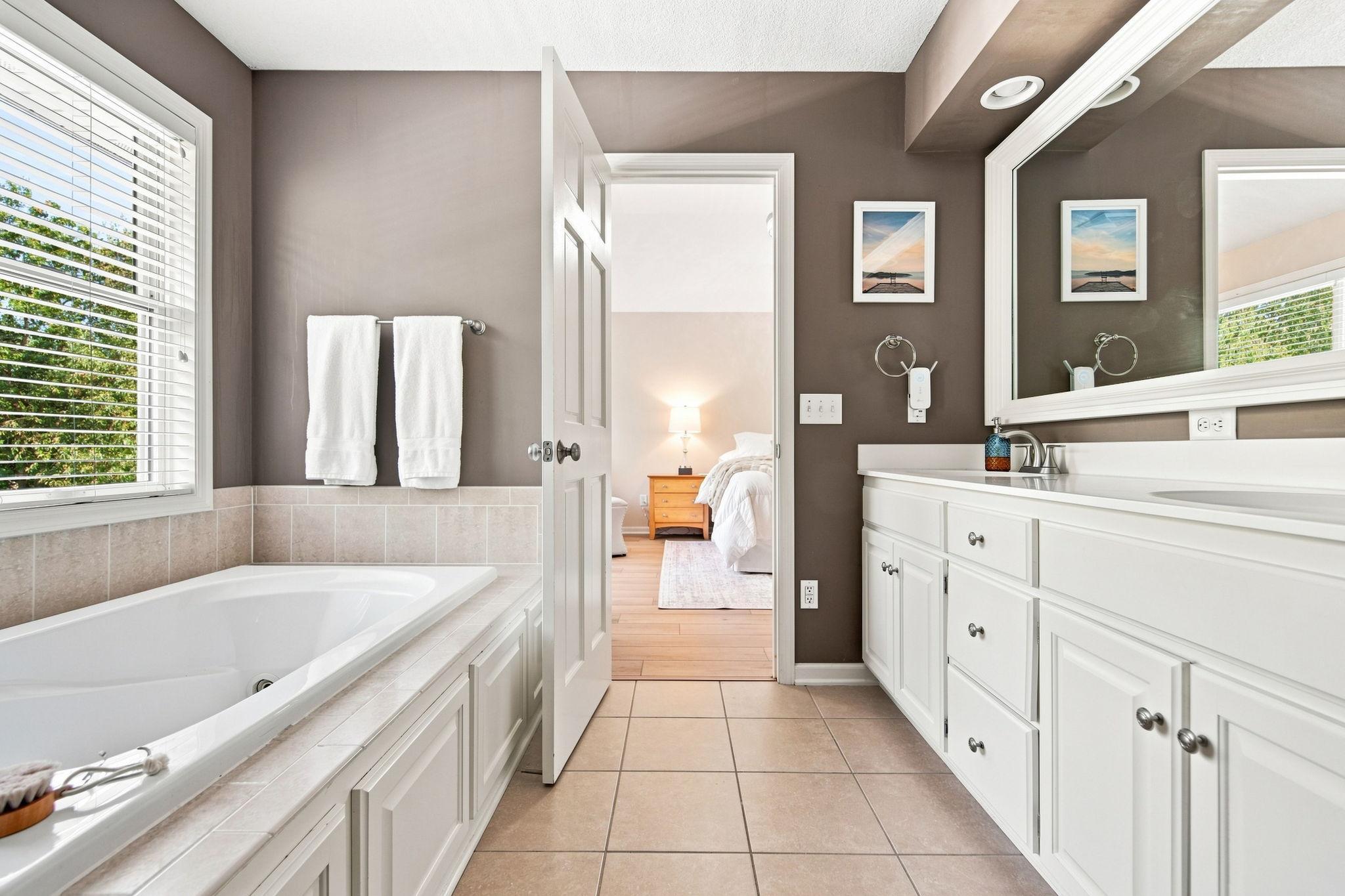 Deluxe primary Bathroom w private commode