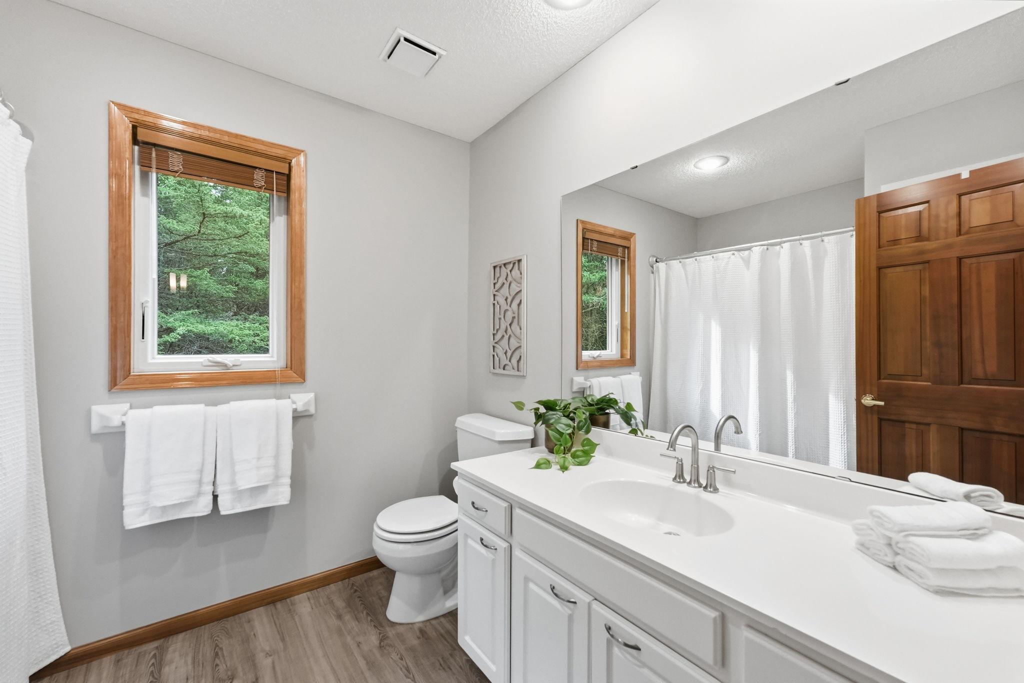 Upper level full bath.