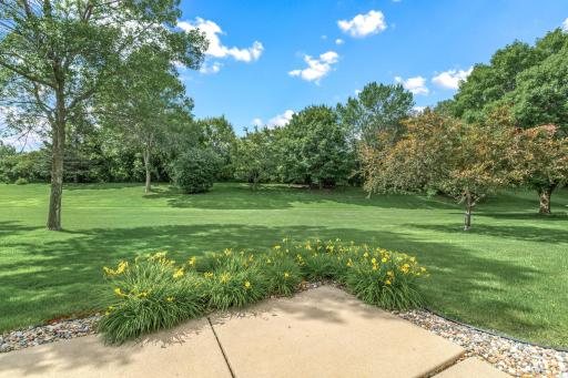 A prime "park like" setting, coupled with a convenient location and an outstanding floor plan make this home a "10".