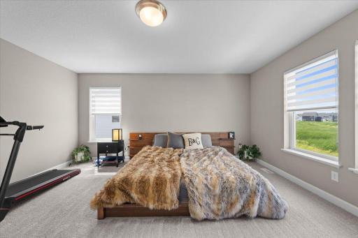 Primary bedroom w/walk-in closet & private bath