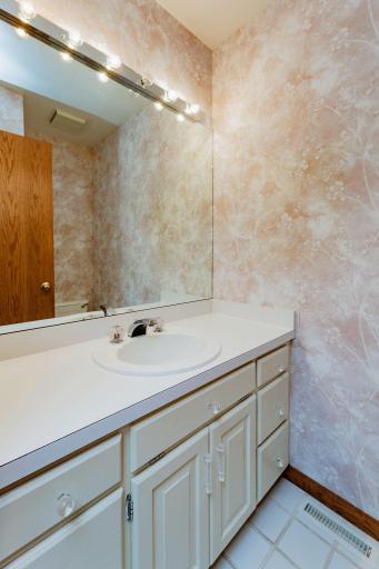 2536 University Drive S, D, Fargo, ND 58103