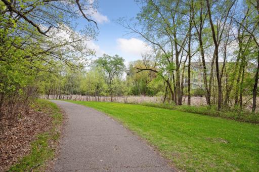 âOberlin Park offers a myriad of activities for outdoor enthusiasts, including walking, running, and hiking along its well-maintained trails."