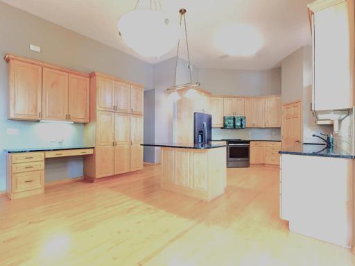 Large kitchen w/ desk / pantry / island / 42" uppers