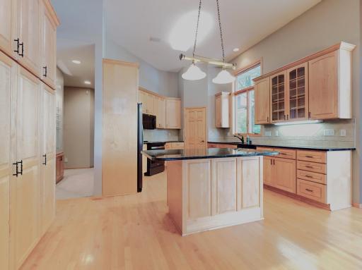 High quality kitchen w/ island / corner walk-in pantry