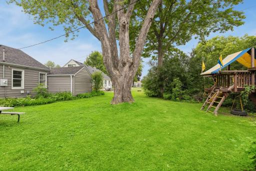 1445 Larpenteur Avenue W, Saint Paul, MN 55113