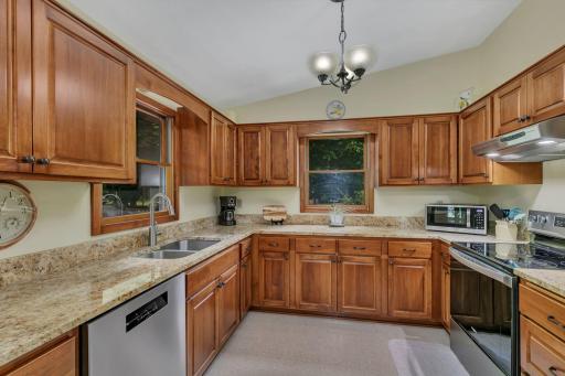 Granite countertops, stainless appliances
