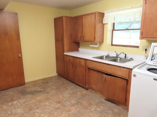 111 Bottinea laundry room sink area.jpg