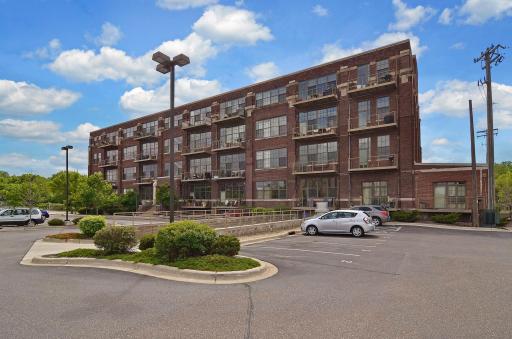 1901 E Hennepin Ave #305 is a great place to call home.