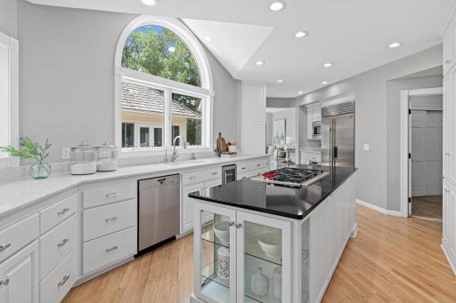 Designed for the passionate chef, this gourmet kitchen offers premium finishes, abundant workspace and an unforgettable backdrop.