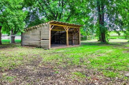 Loafing shed