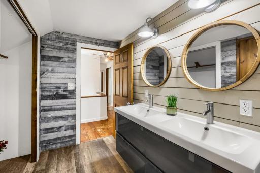 Double sinks in the full bath