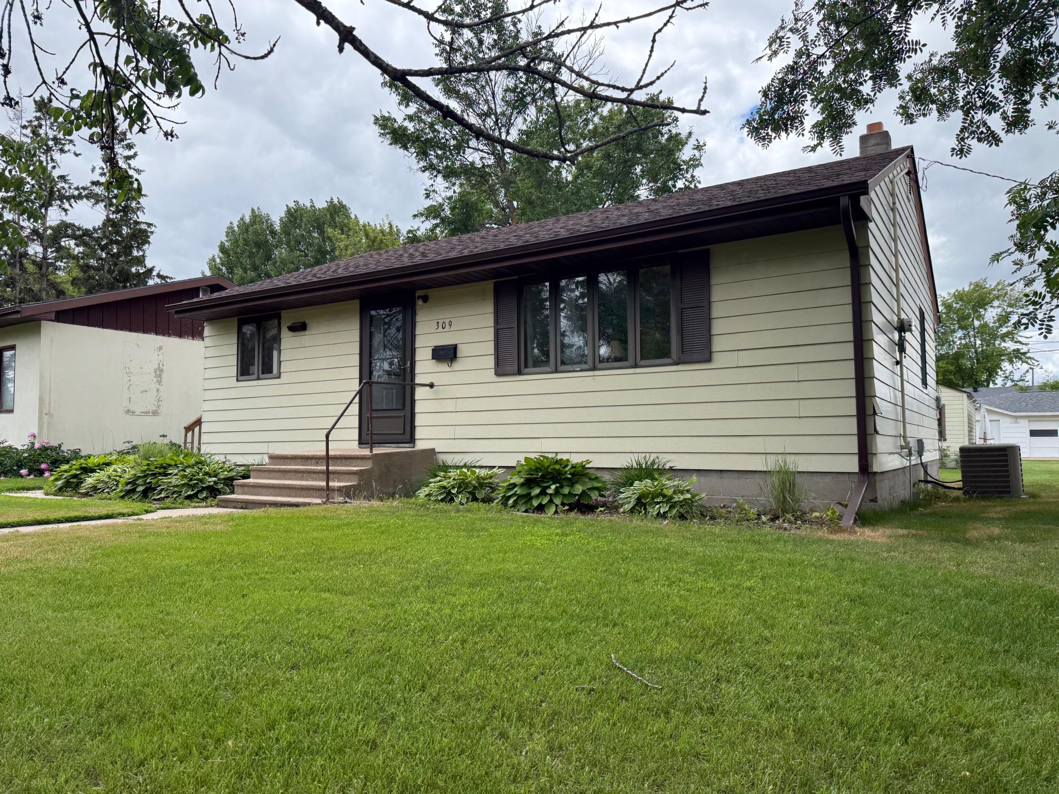 309 7th Avenue NE, Roseau, MN 56751