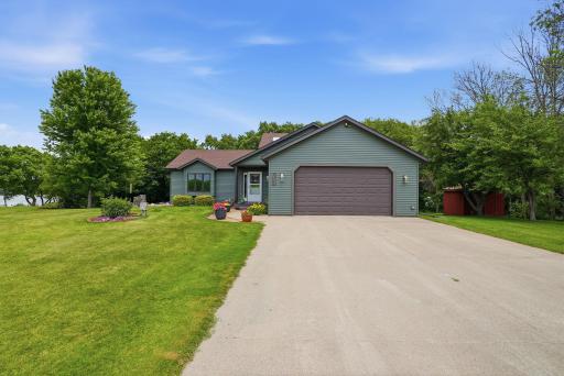 Start making memories in this luxurious lakeside retreat!