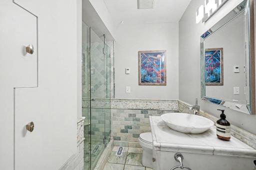 Main bathroom: Upper-level