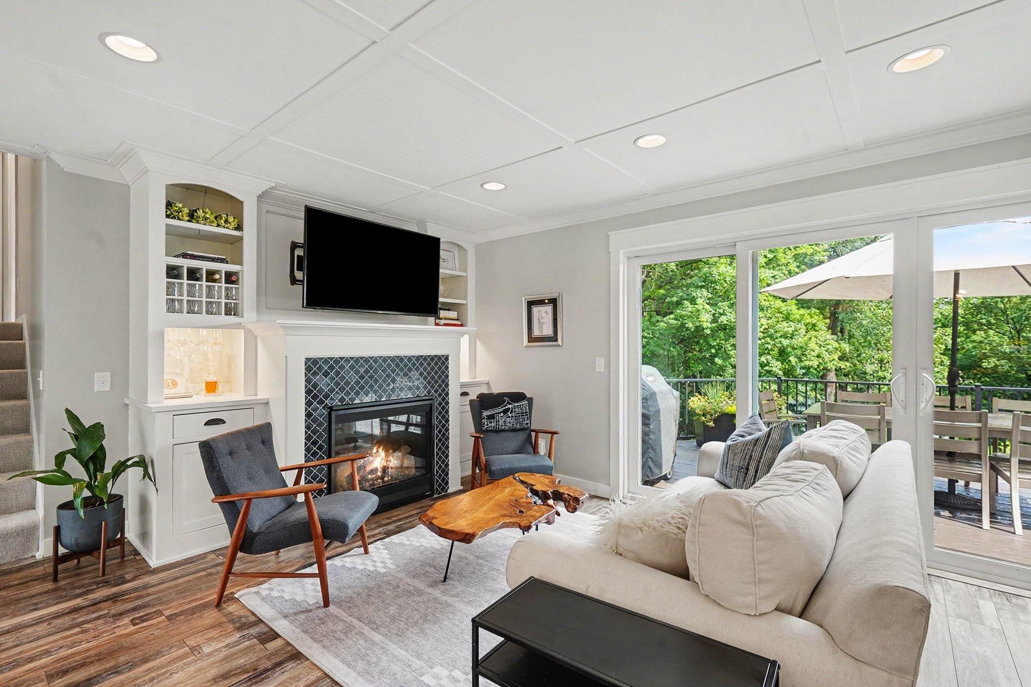 Livingroom with gas fireplace: Main-Level