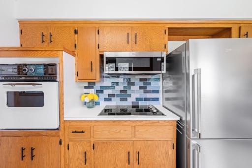 Fun tile backsplash behind the cooktop ads a touch of color!