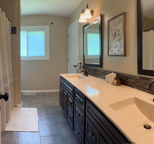 Upper level full bathroom with walk thru to primary bedroom.