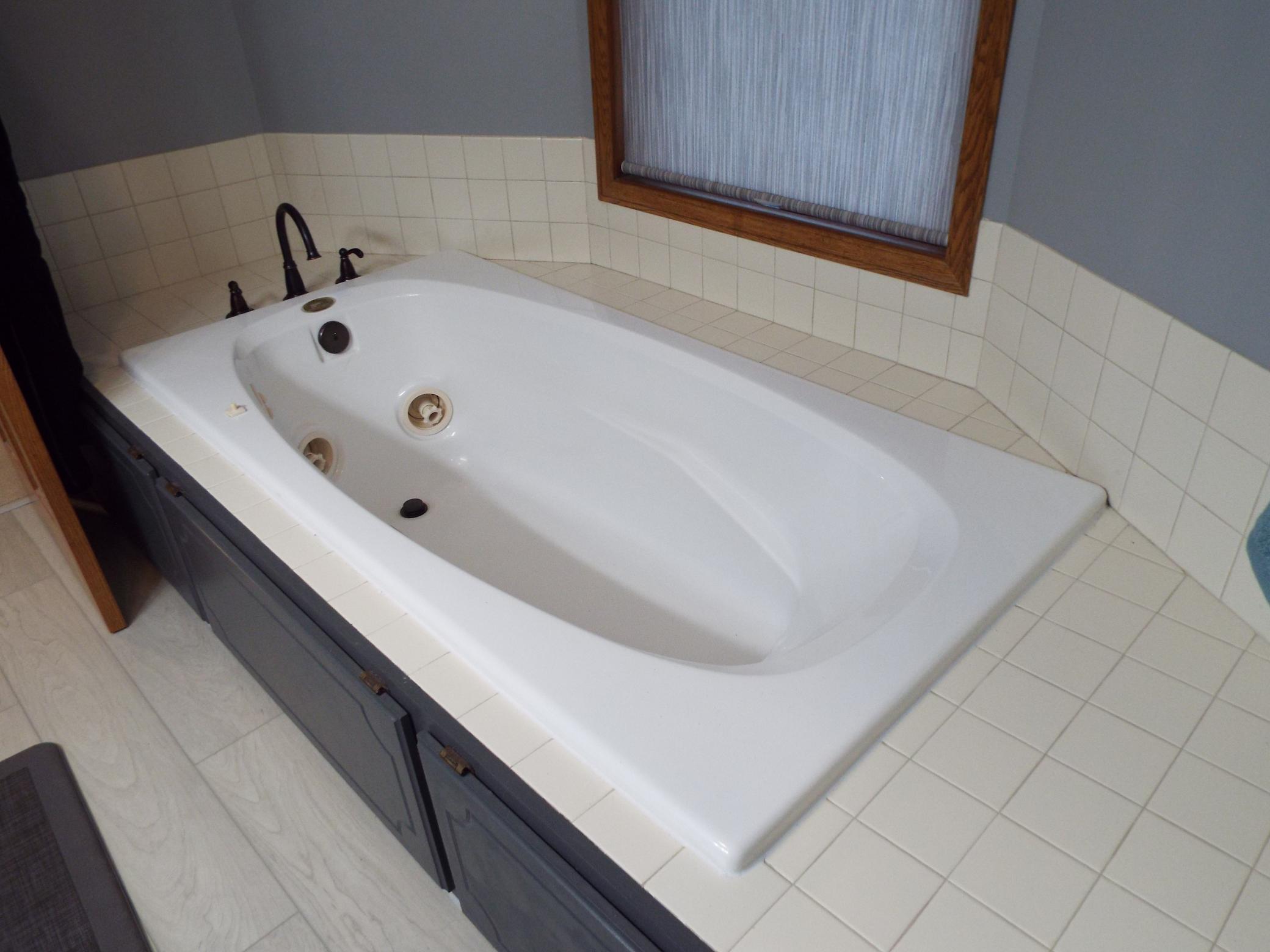 Jacuzzie Tub with new faucets.