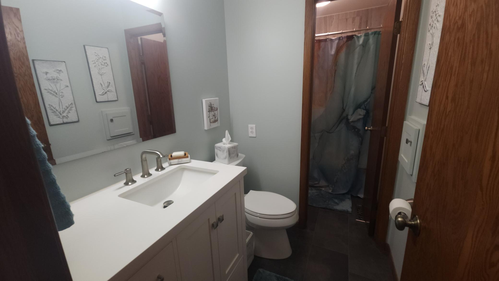 full bath 2.JPG