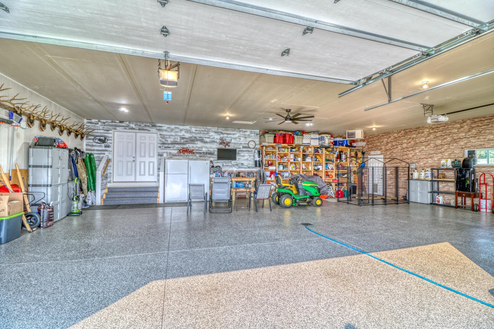 Garage w/ floor drain
