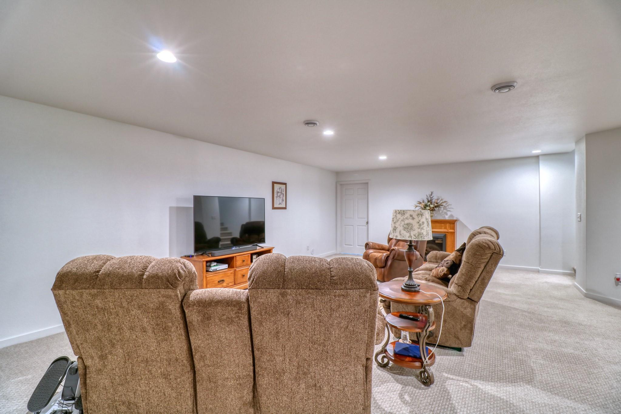Basement Familyroom1_4.jpg