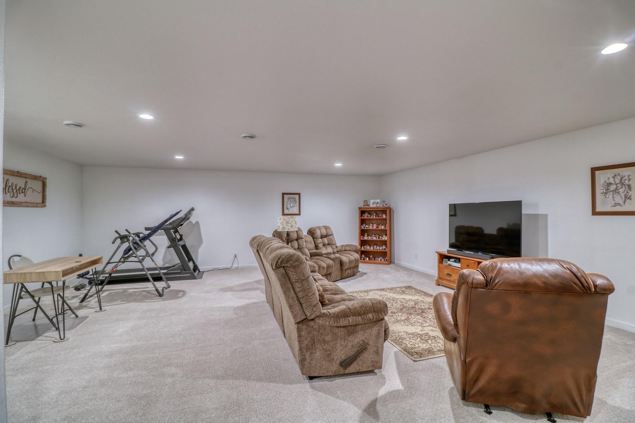 Basement Familyroom1_3.jpg