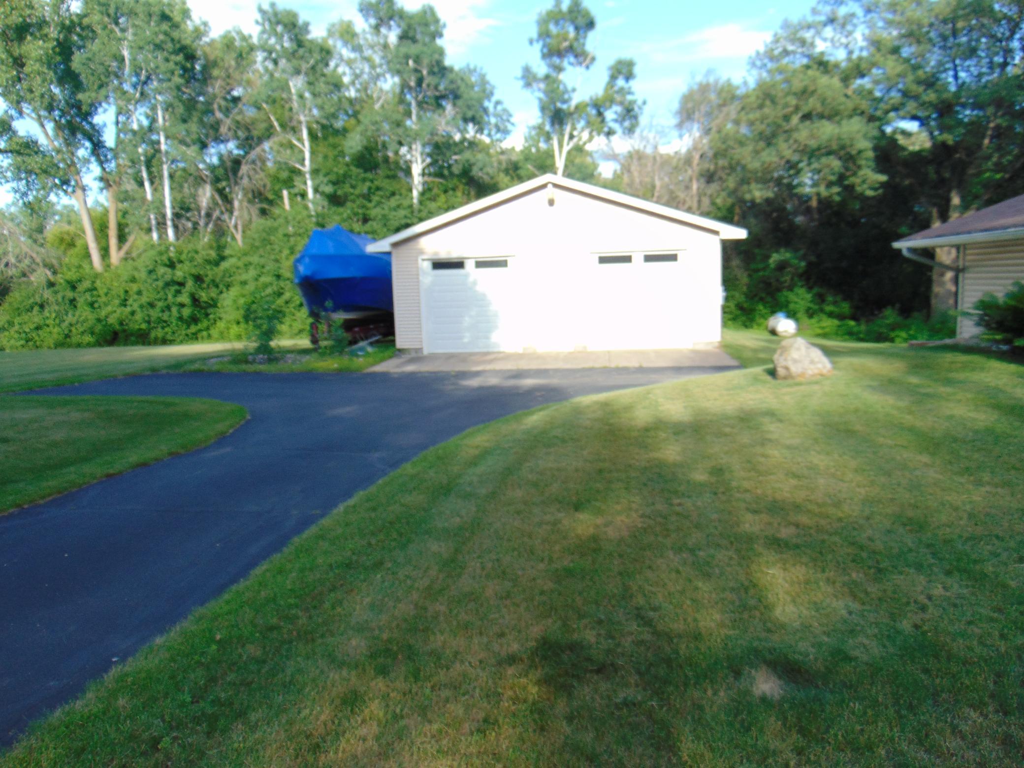 Detached garage/workshop.