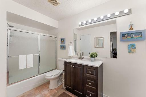 Walk thru full bath