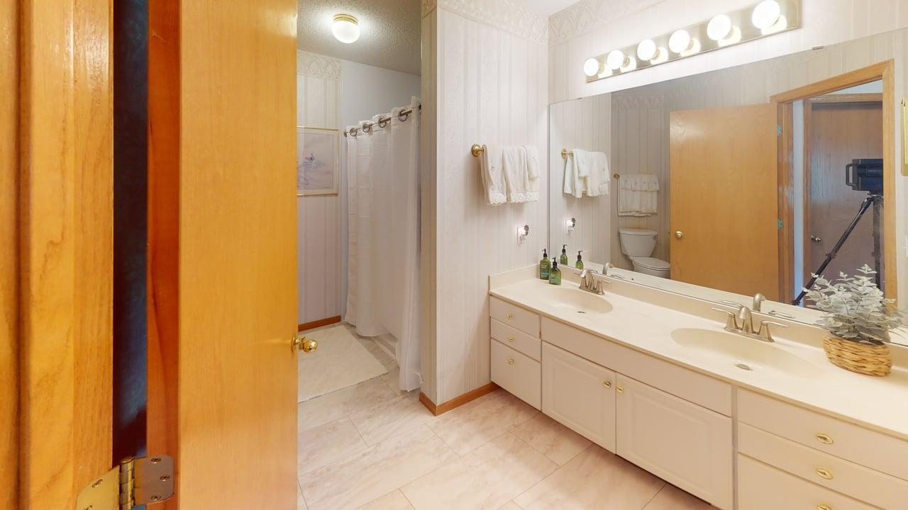 3/4 primary bath w/dual sinks