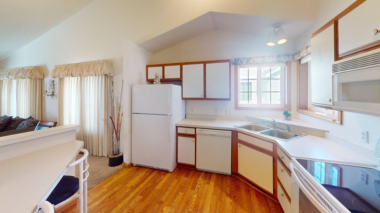 Kitchen w/ample cabinet/countertop space