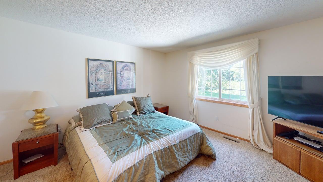 Primary bedroom w/private bathroom
