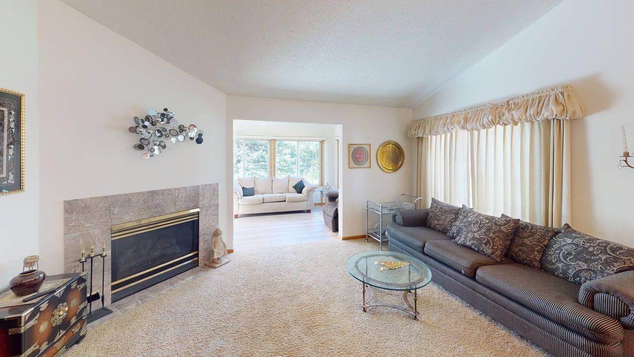 Spacious living room w/gas fireplace