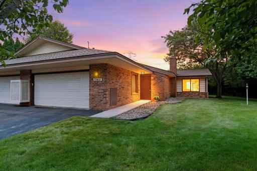 Bright, updated end-unit single-level townhome on quiet cut de sac in Minnetonka