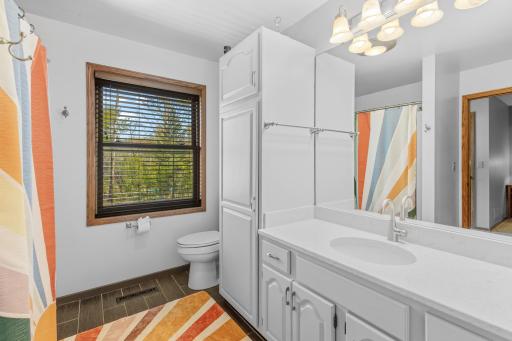 Upper level full bath.