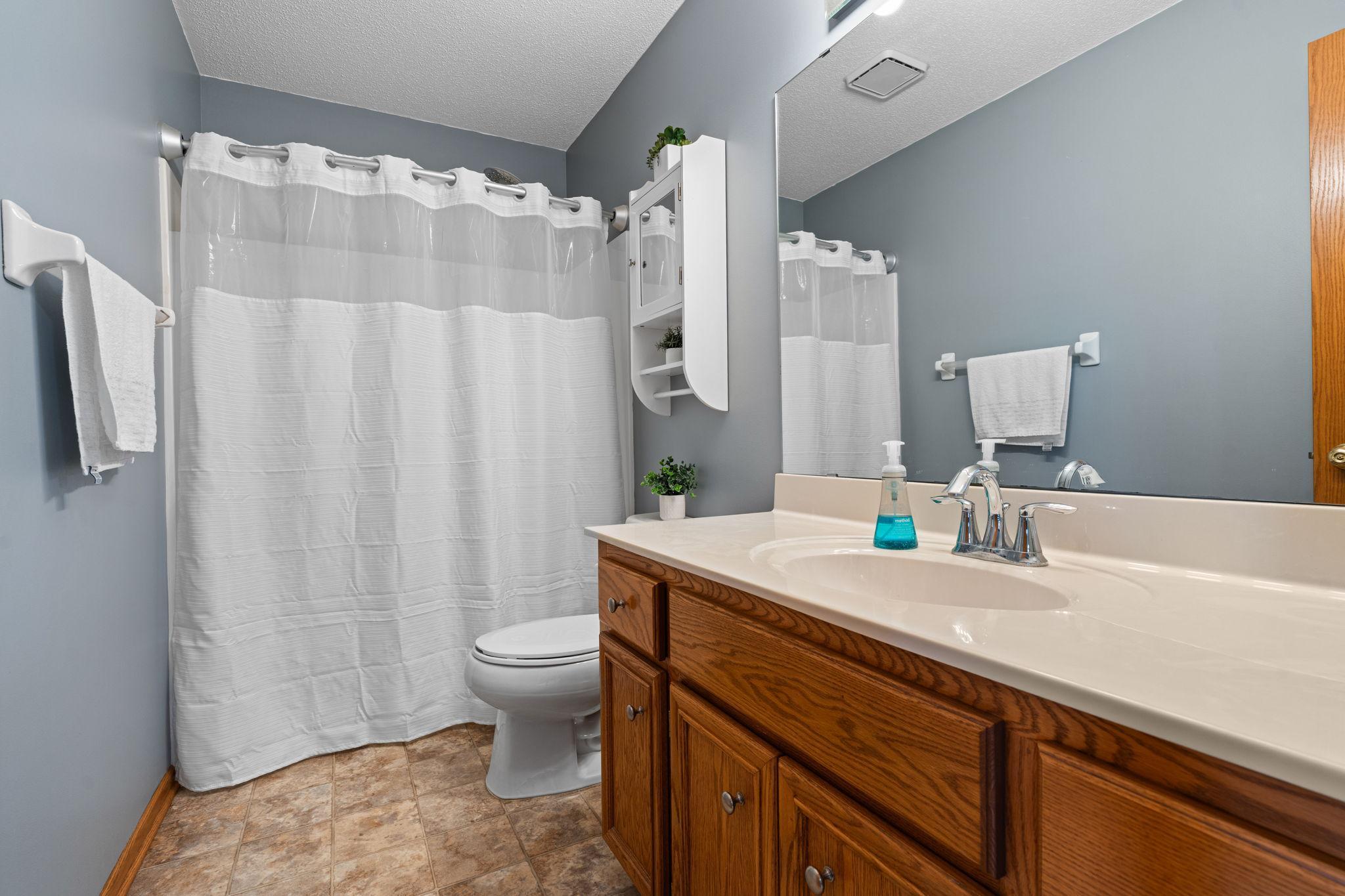 Upper level full bathroom.