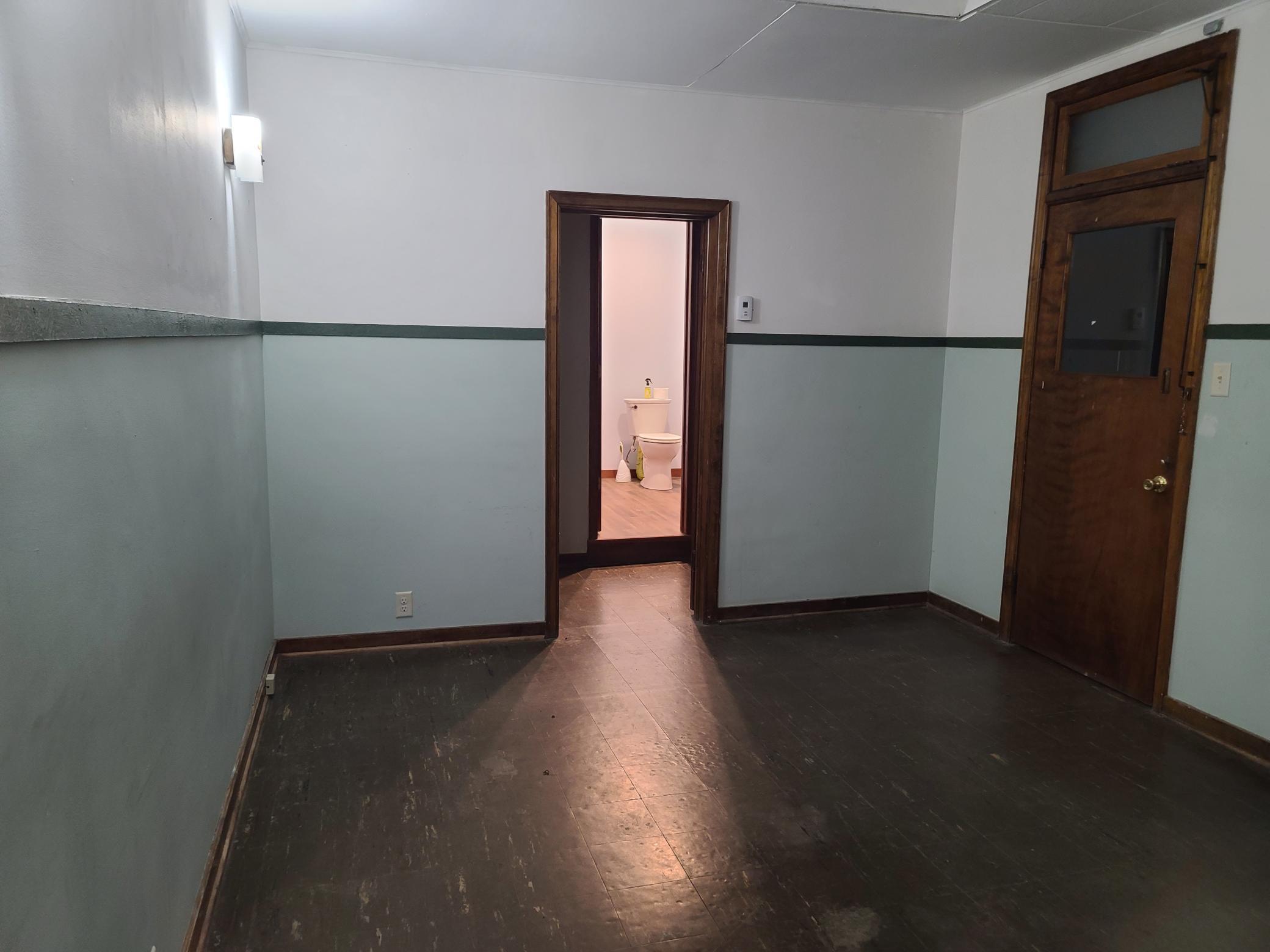 Cure 2026_Upper_Middle room facing bathroom.jpg