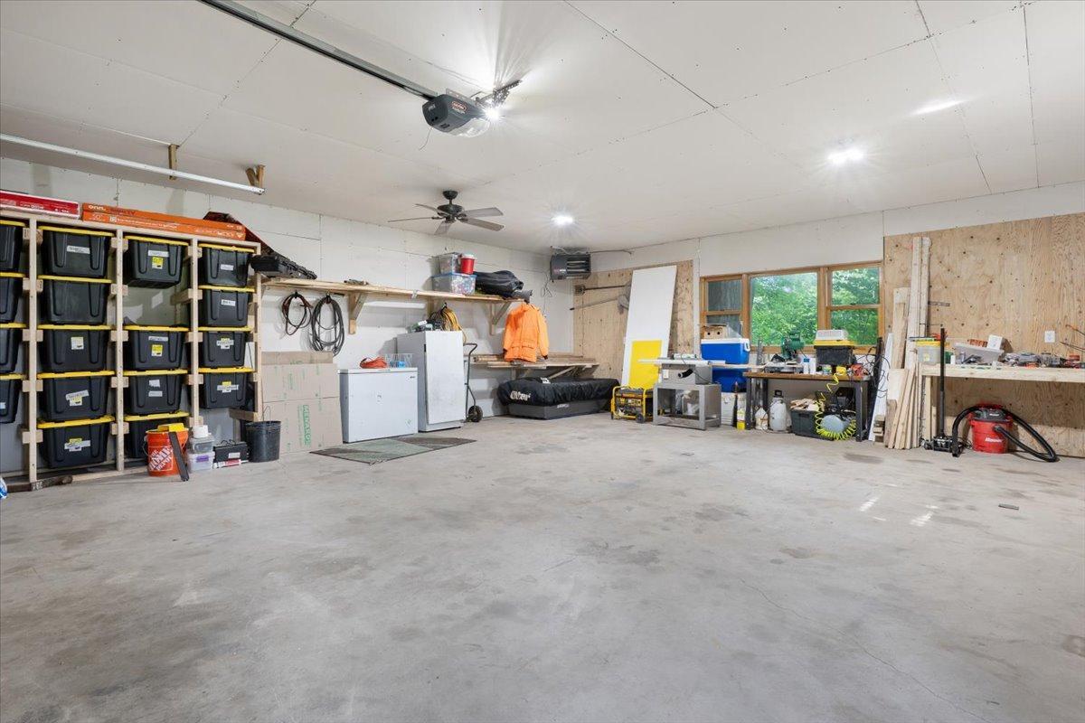 Spacious garage w heat