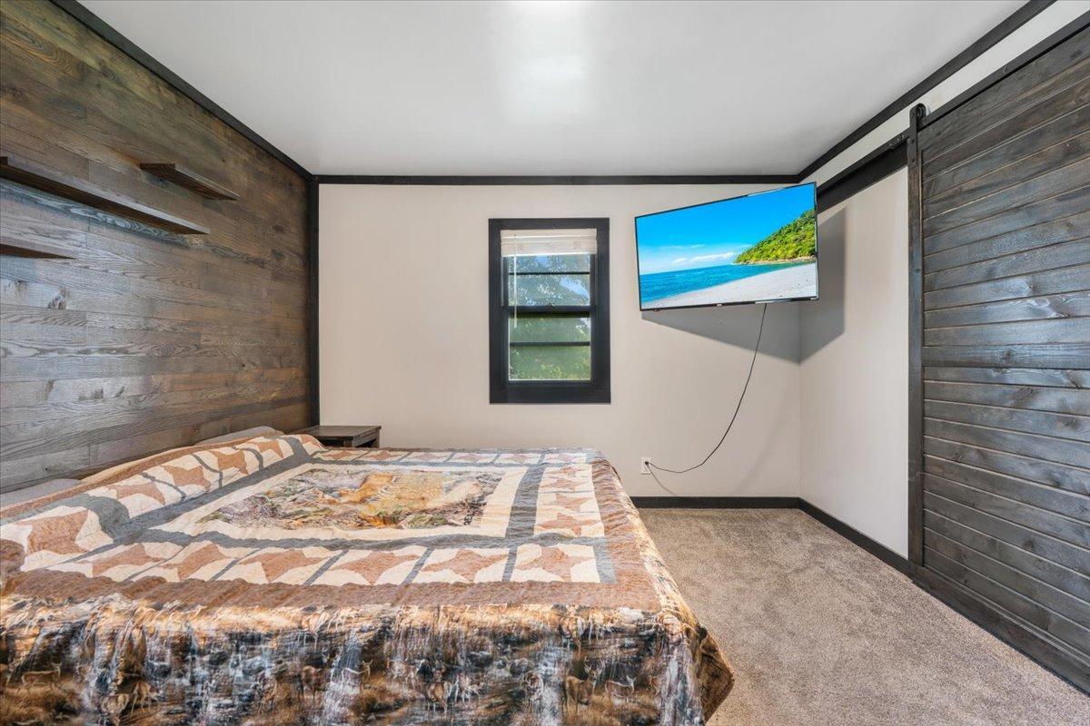 2nd bedrm w closet barn door