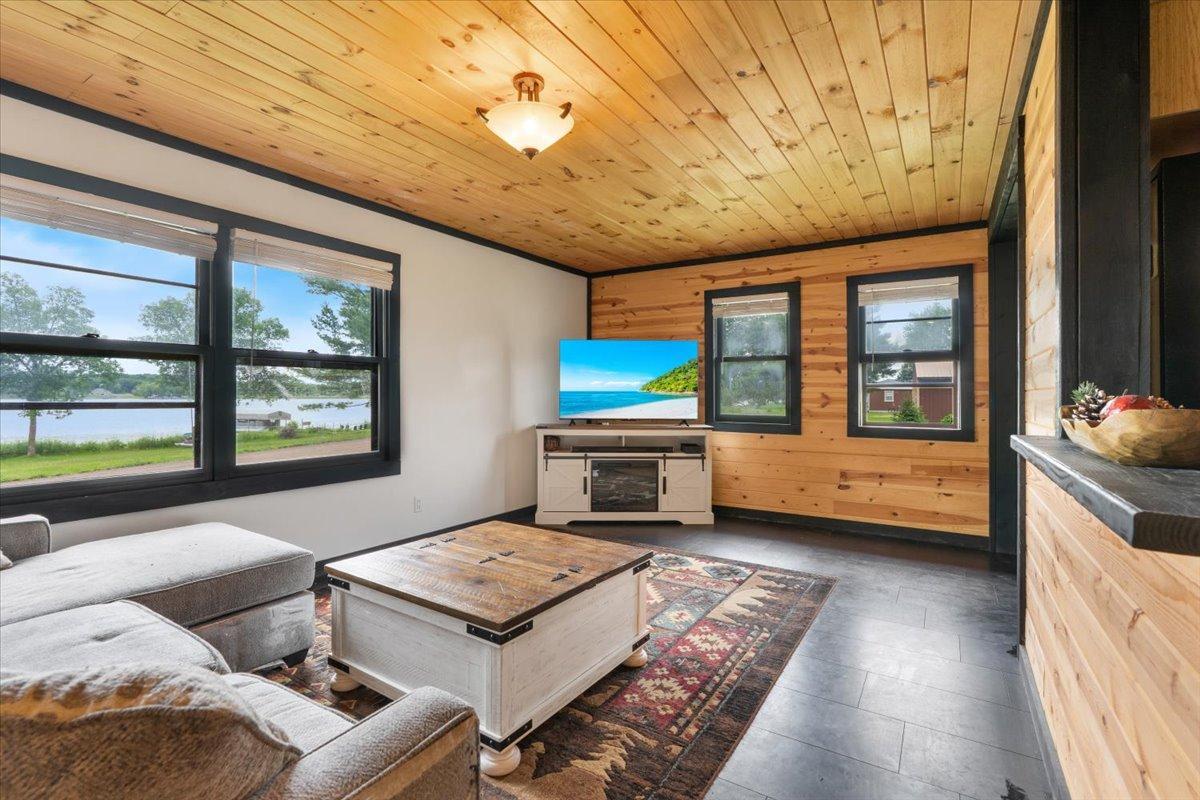 Living room w views of lake