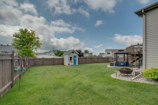 1087 Parkway Lane, West Fargo, ND 58078