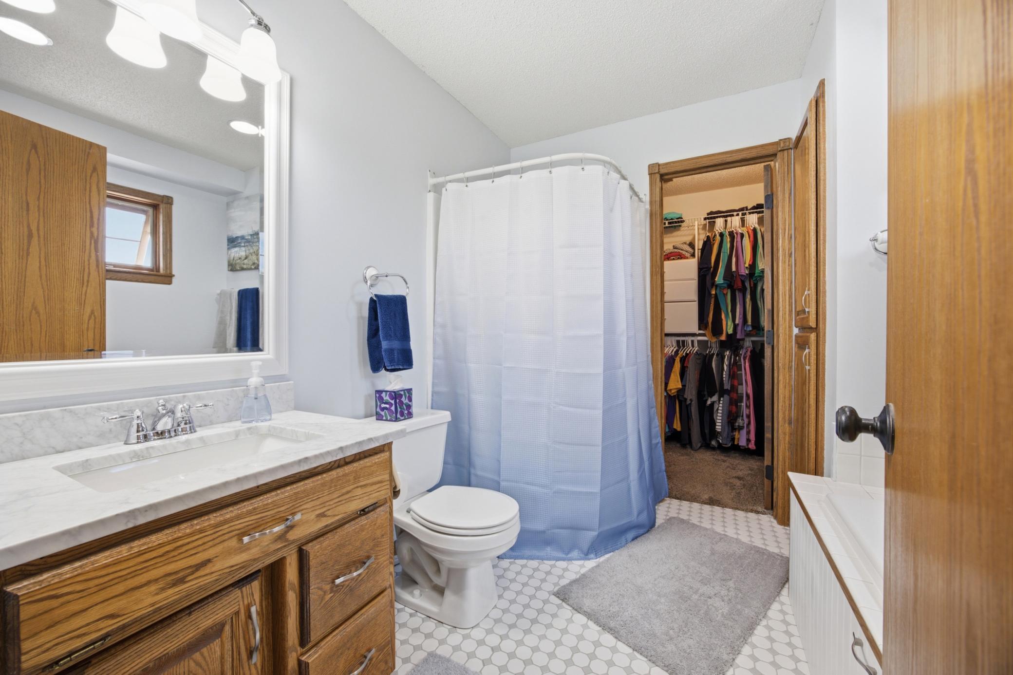 Master Suite Private Full Bath w/Jetted Tub & Walk-In Shower