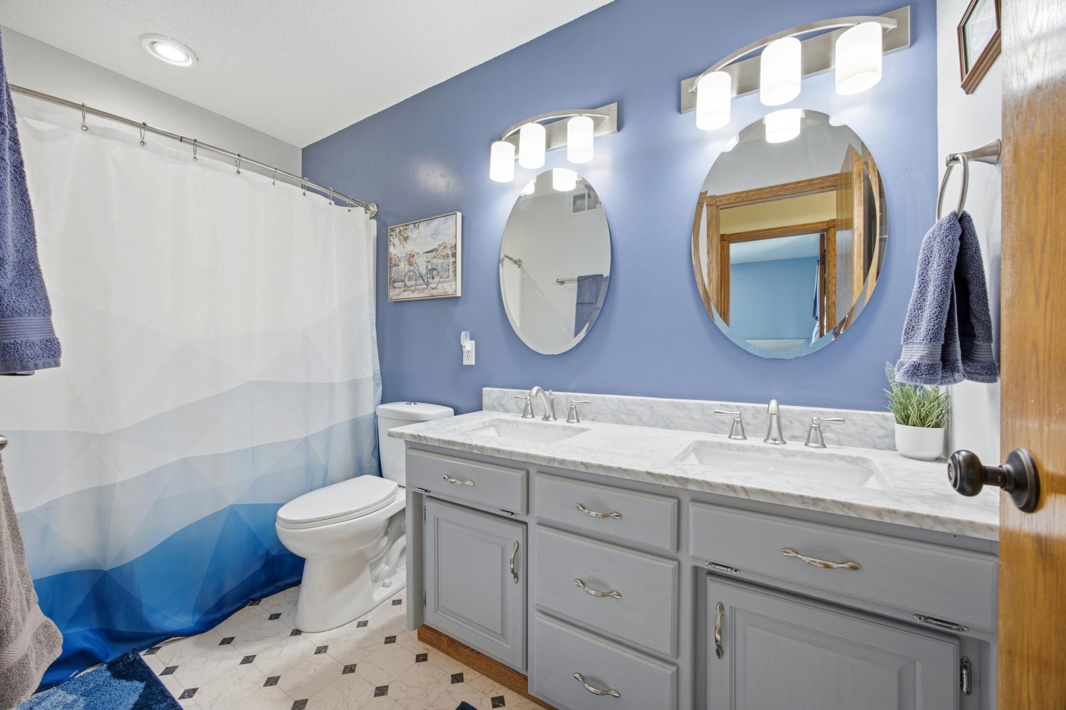 Full Bath w/Dual Vanity (Upper Level)
