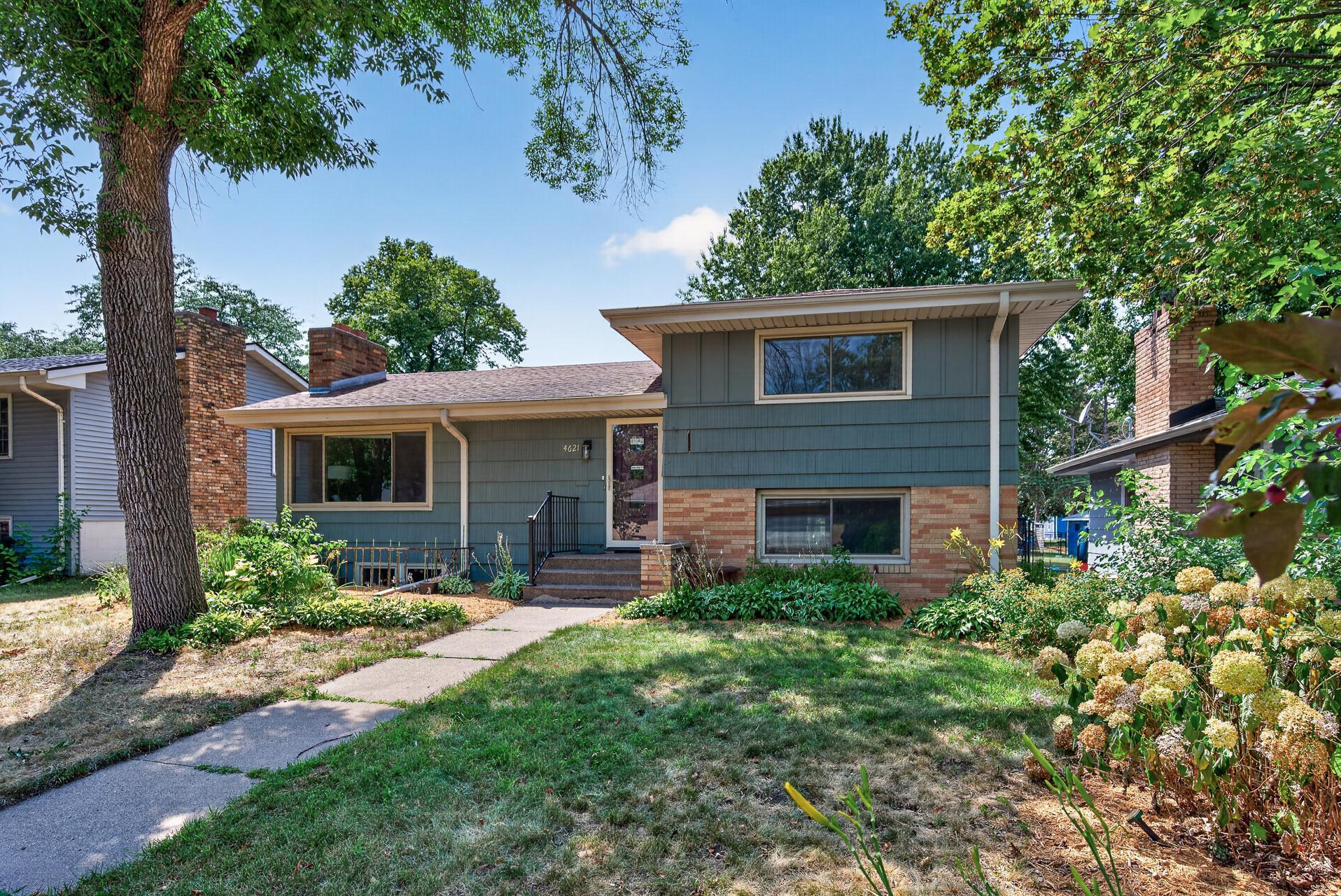 Welcome to 4621 Ewing Ave N in Robbinsdale!